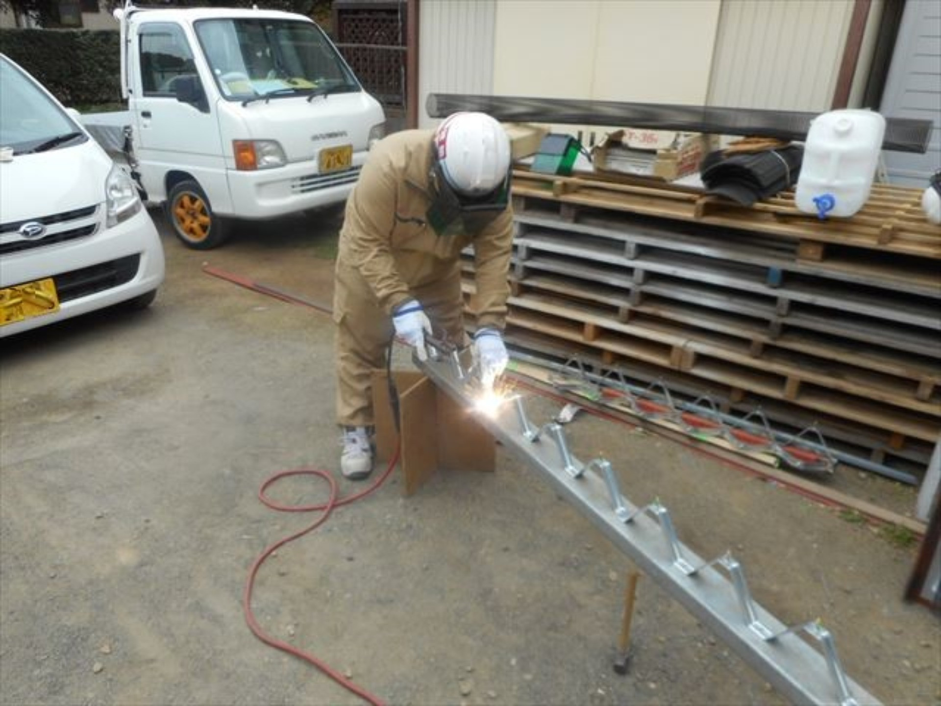 金物加工している職人